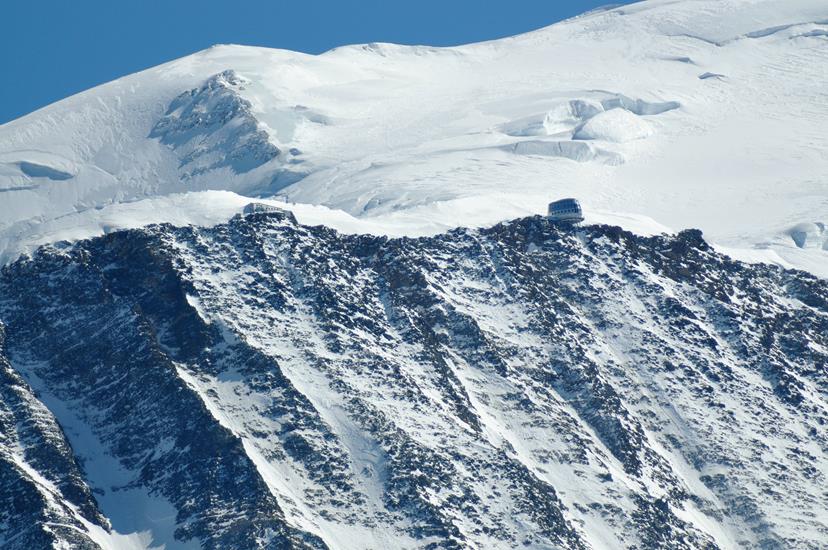 Ancien refuge du Goûter  a gauche, le nouveau a droite, suspendu a la paroi 