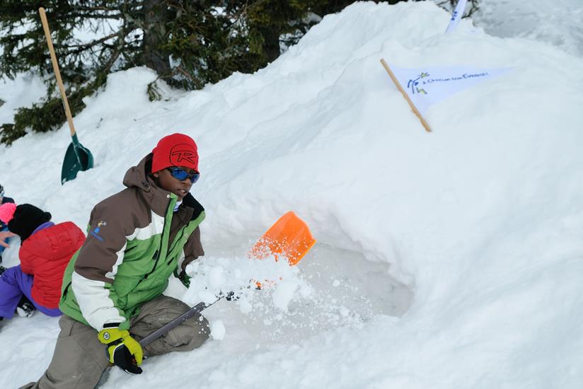 Luc délaisse les boules de neige pour la construction d