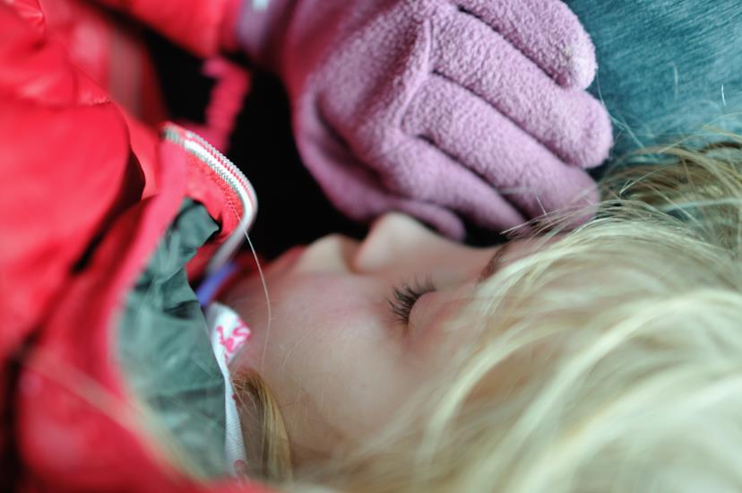 Louna recharge les batteries sur les genoux de Neek