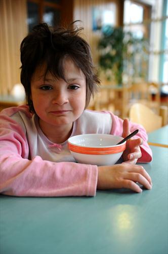 Caroline prend un bon petit-déjeuner avant d