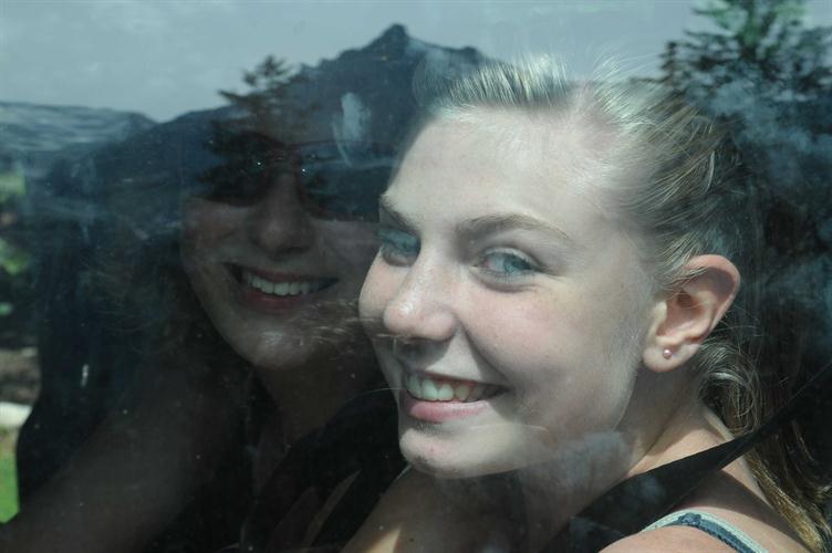 Sourires très matinaux ce matin derrière les vitres des camions ! Direction, le rocher des Gaillands ! (Audrey et Aurélia)