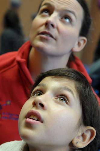 Tous les yeux rivés au ciel ce matin ! Escalade indoor ! (Fatim et Camille)