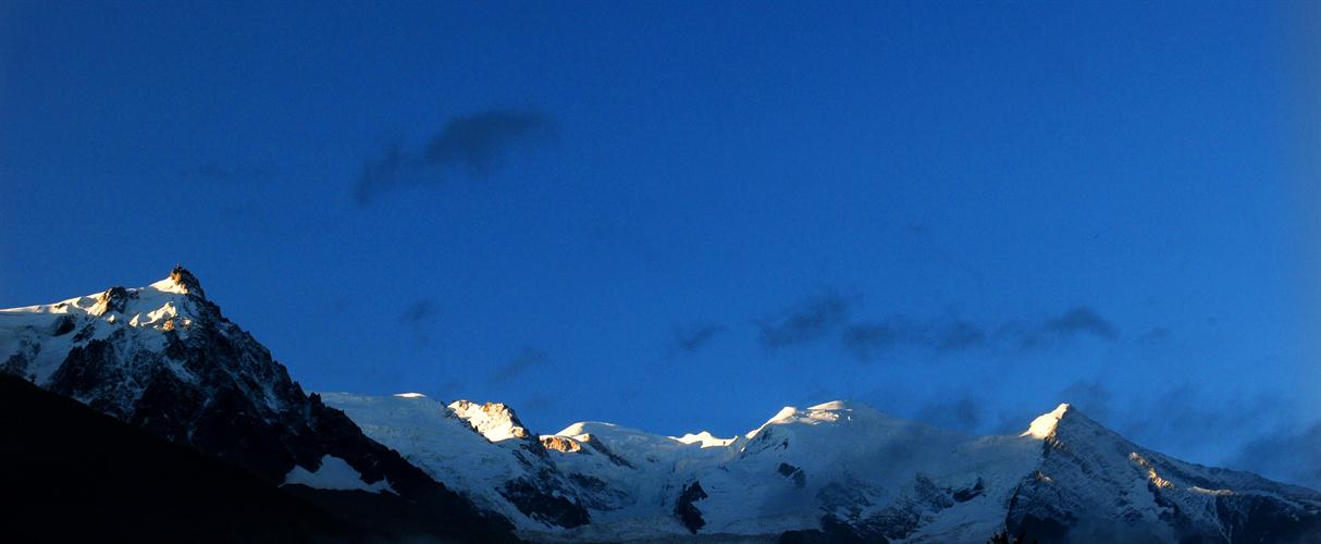 Lever de soleil ce matin derrière le massif du Mont-Blanc !