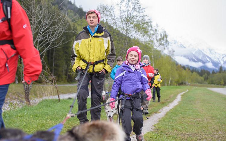 Le grand Martin et la petite Valentine ouvre la marche