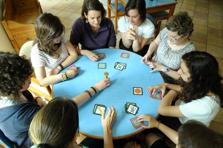 Dans le même temps, décontraction de groupe en salle de jeux !