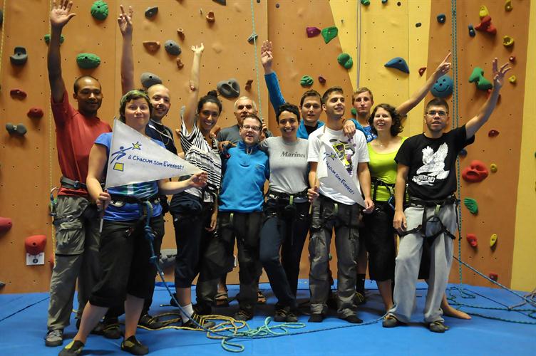 1er groupe de la journée réuni au pied des murs artificiels !