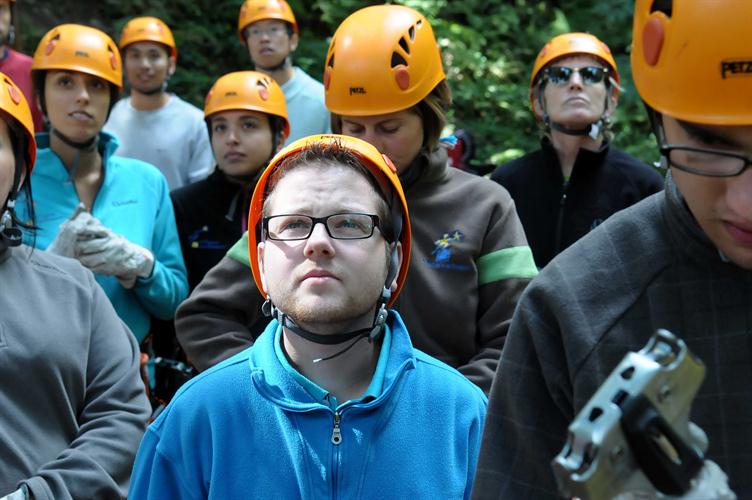 1ère aproche un peu dubitative... Ils sont hauts tout de même ces câbles fixés dans les arbres !