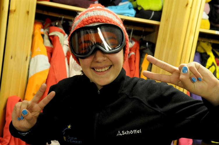 Manucure au top et lunettes bien arrimée, loÏs est parée pour gravir la montagne.