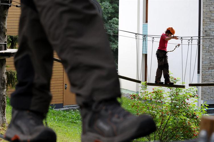Dés le début de la matinée, on grimpe sur les cables ! Accrobranche au programme !