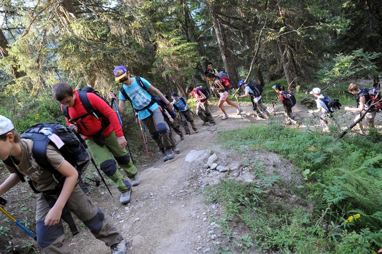 On attaque avec le premier groupe, qui se voit débuter par une traversée de forêt.