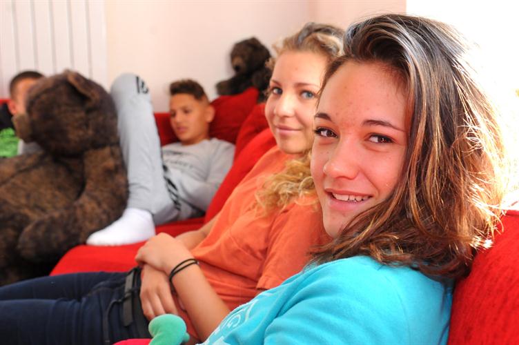 Détente ensolleillée et joviale dans le salon !