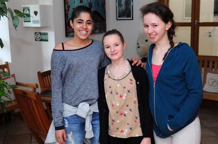 Petite réunion amicale dans le hall en attendant la distribution du matériel ! (Fatima, Clémence et Agathe)