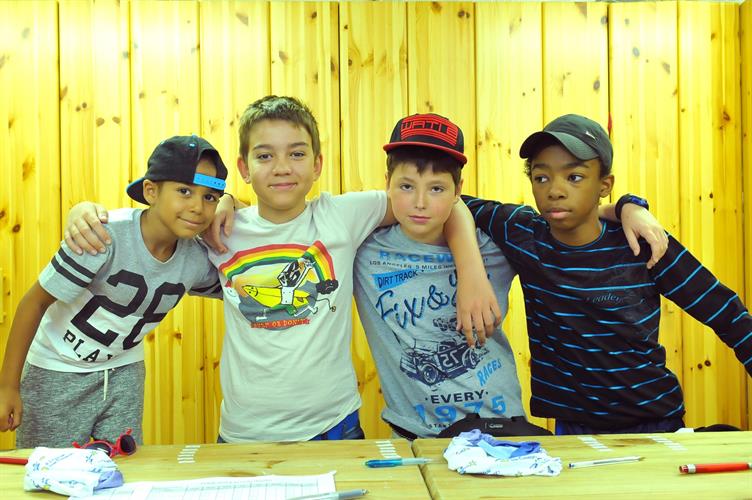 Quatuor de sportifs en salle d