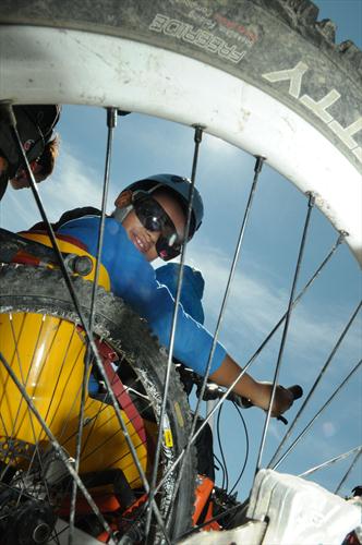 Prêt à faire chauffer les pneus de sa machine, le super-pilote Lucas !