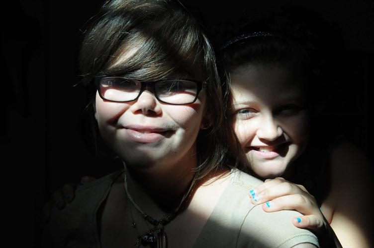 Entre ombre et lumière, les sourires de deux belles montagnardes en herbe, Nora et  Coline.
