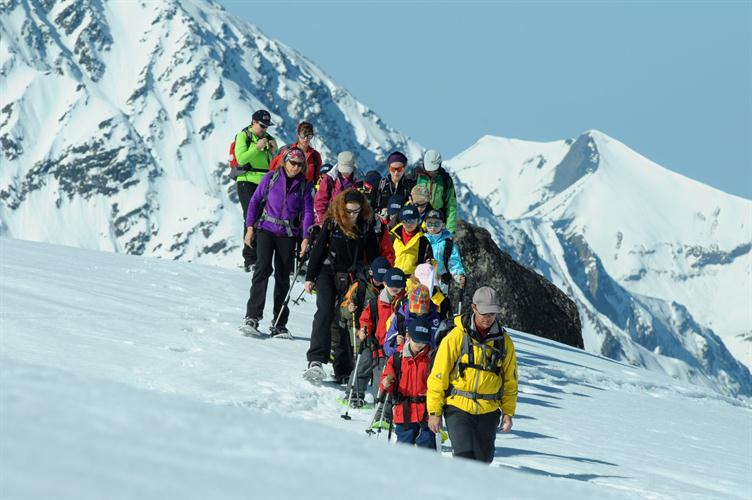Top départ ! Raquettes aux pieds sur une épaisse couche de neige !