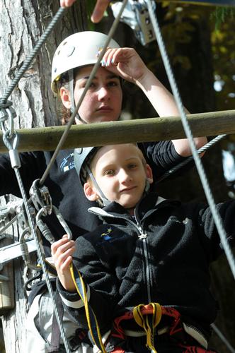 Lois et Sacha se concentrent avant de sauter dans le vide.