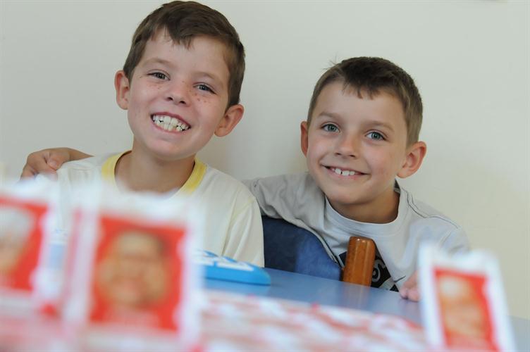 En salle de jeux, reçus 20 sur 20 au concours de sourires, Sébastien et Joris !