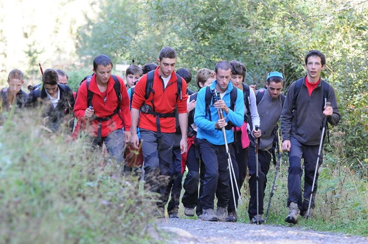 Dans la fraîcheur du sous-bois, nous évoluons à un rythme modéré pour commencer !