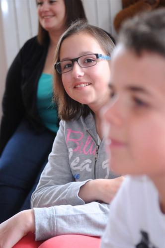 Le beau sourire de Léa au repos dans le salon !
