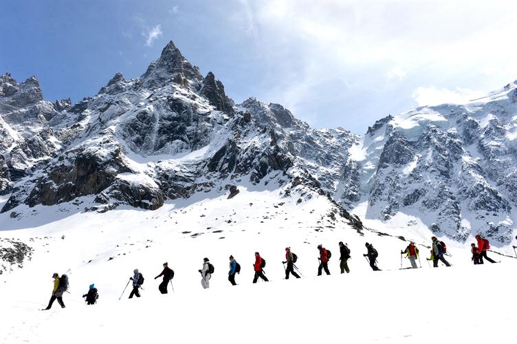 En file indienne nos alpinistes filent vers leur Everest !