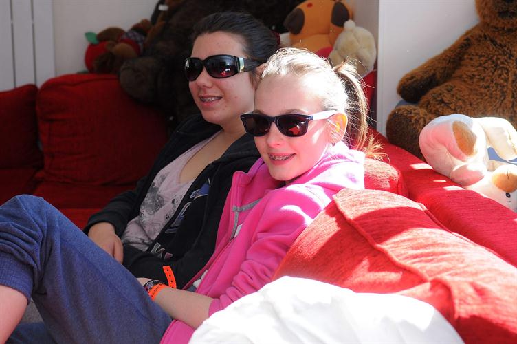 Détente au salon en mode stars pour celles qui attendent leur tour ! (Emma et Johane)
