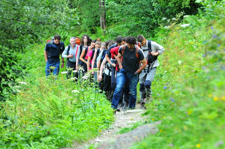 Tous derrière Antoine et Yoyo nos guides de haute montagne, nous progressons à un rythme doux sur le sentier !