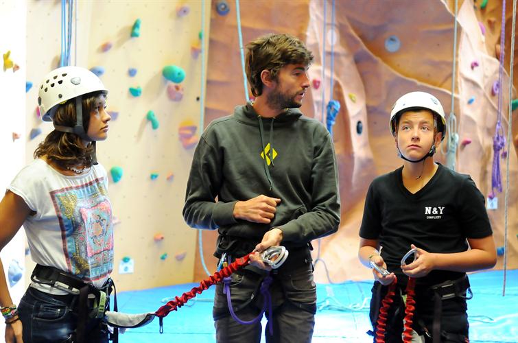 Au sol, on se prépare à la via-ferrata, avec de petits airs... dubitatifs ! (Alexia et Patrice)