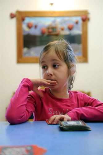 Alyssia en pleine réflexion..