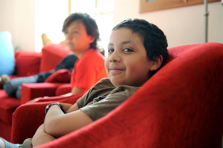 Kaïs teste le fauteuil rouge...