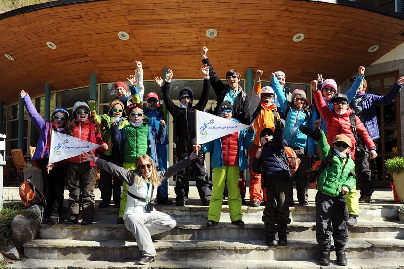 Petite photo de groupe sur les marches avant le départ !