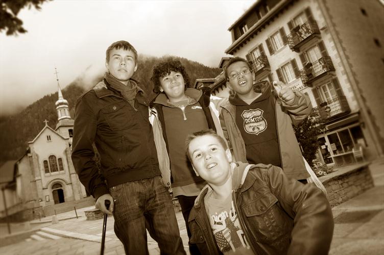 Petite photo version vieille carte postale de Cham pour Angelo,Antoine, Robin, et Lucas !