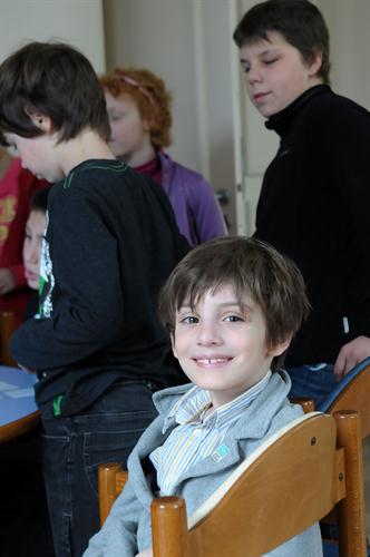 Au même moment, dans la salle de jeux, les sourires fusent ! (Léni)