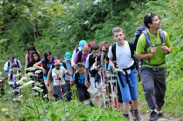 Emmenés par Jérôme, nous découvrons un tas de choses sur la montagne !