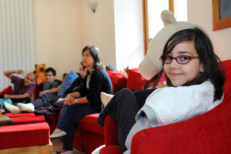 Pendcant ce temps, certains font plus ample connaissance dans le salon ! (Aurore et ses copains)