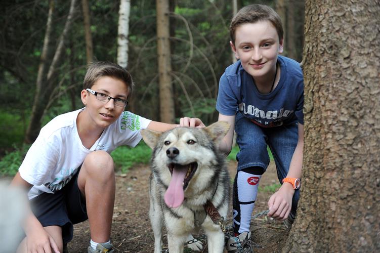 Les garçons rigolent, et le chien me tire la langue!
