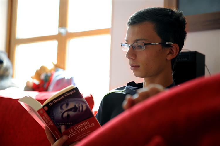 Alexandre en pleine lecture dans le salon...