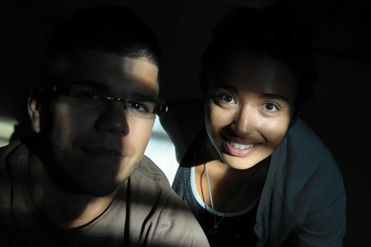 Entre ombre et lumière, deux potes clairement complices, Léa et thibault !