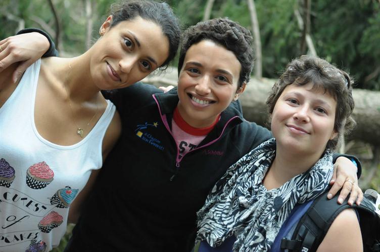 Réunion chaleureuse sous le glacier ! (Lynda, Léa et Pauline)