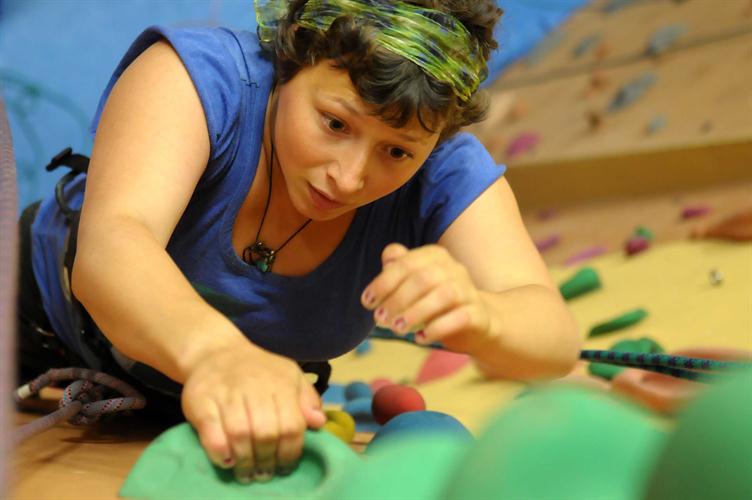 Techniquement affutée, la douce Pauline se joue avec délectation des prises de la salle !