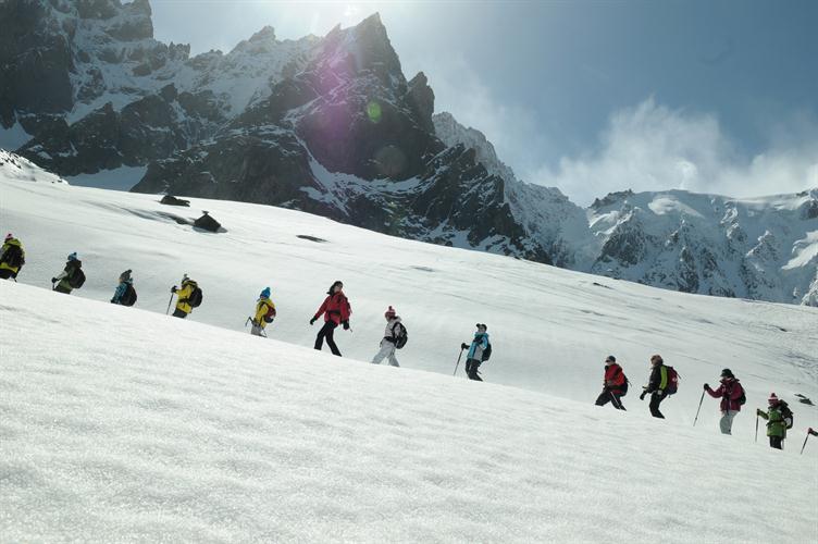 Sous les aiguilles chamoniardes, nous produisons nos efforts en direction de notre sommet !