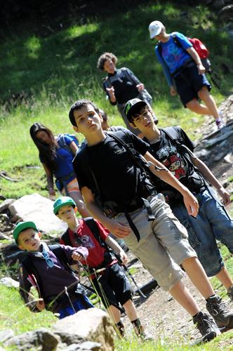 Emmené par Adam, le 1er groupe progresse avec bonheur au travers du parc !