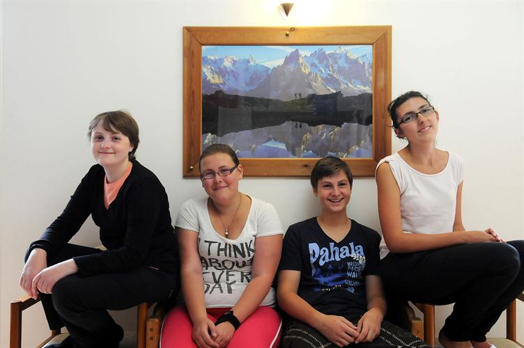 Pose amicale sous les cimes alpines... dans le salon pour l