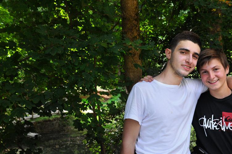 Au sol, prenant le frais, deux potes de grimpe, Nicolas et Thomas.