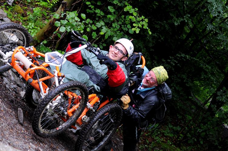 Ben semait des sourires tout au long du chemin alors que le petit poussait... :)) (Ben et Jean-Pierre)