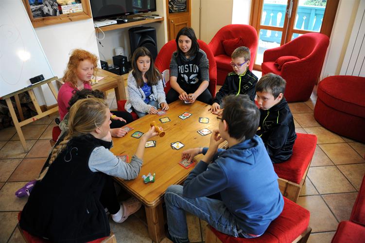 Les autres copains se défoulent aux cartes..