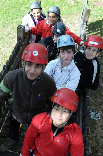 Sous le soleil, départ pour la tyrolienne pour le groupe n°1 !