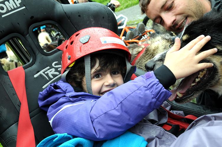 Manon prodiguant les carresses de remerciements à son fidèle compagnon, Akobiak !