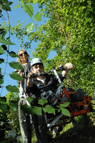 Rébecca et Antoine, attaquant la partie luxuriante du sentier !