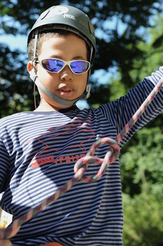 Enzo peut se mettre au tricot!